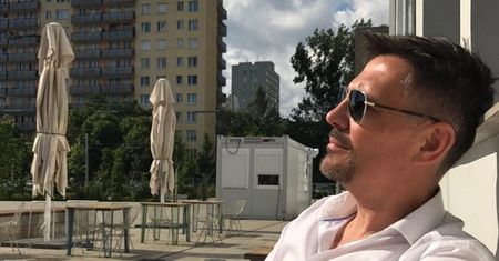 Krzysztof Ibisz chwali się mięśniami. Wiedzieliście, że skrywa takie ciało pod marynarką?