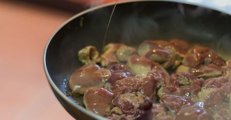 Zanim położysz wątróbkę na patelni, zrób jedną rzecz. Wyjdzie miękka i soczysta