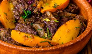 Chicken liver fried with onion and apple. Close-up