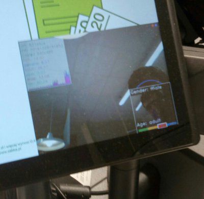 Kamera identyfikuje płeć i wiek klienta 