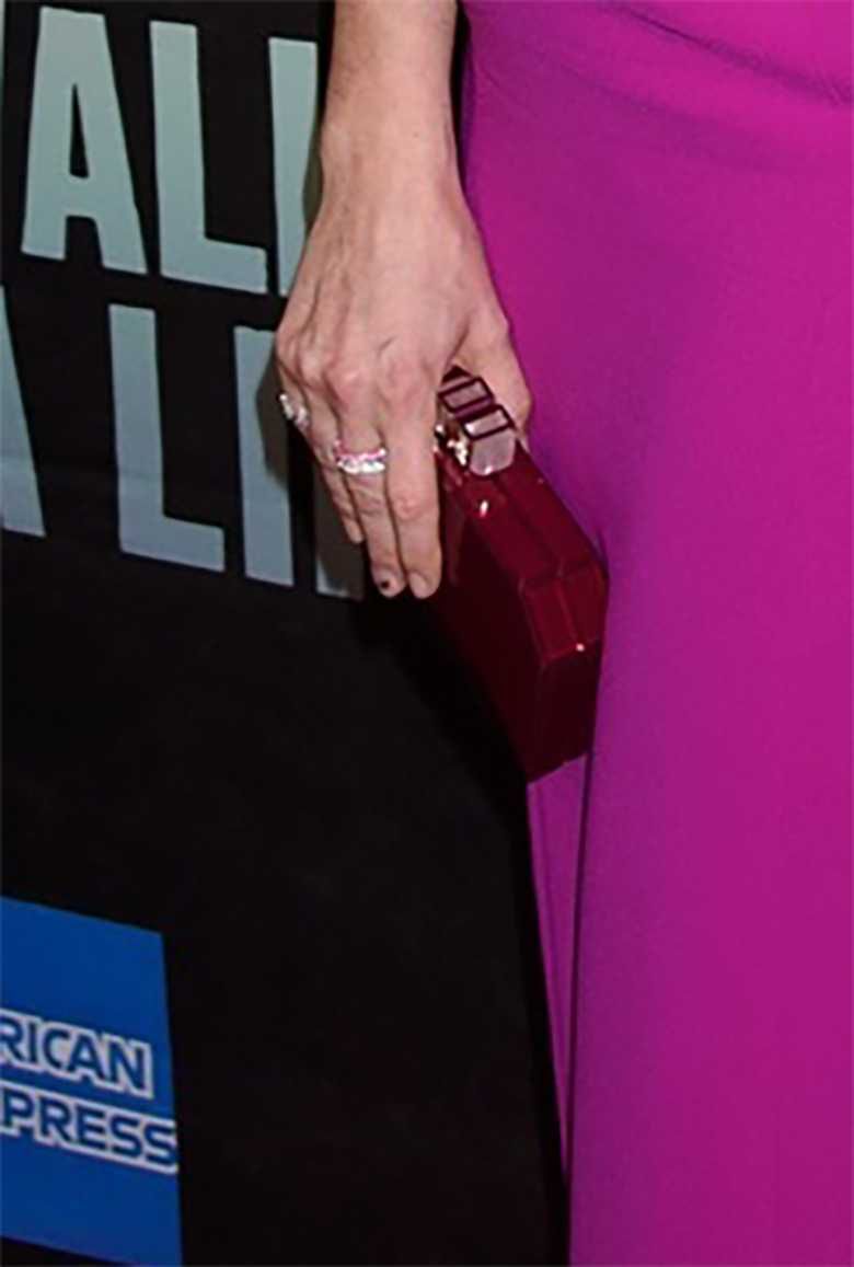 Anne Hathaway wybrała małą kopertówkę