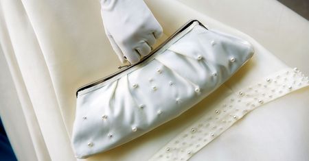 Eleganckie kopertówki do 50 zł – te ozdobią twoją karnawałową stylizację