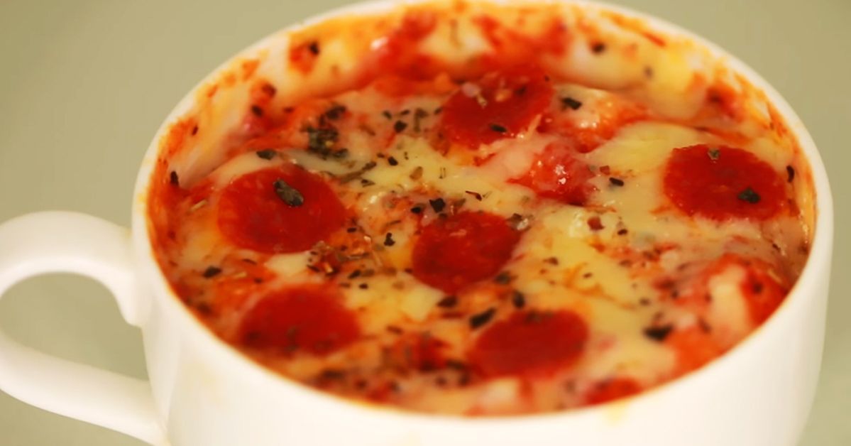 5 prostych przepisów na dania z mikrofalówki. Jeden z nich to pizza!