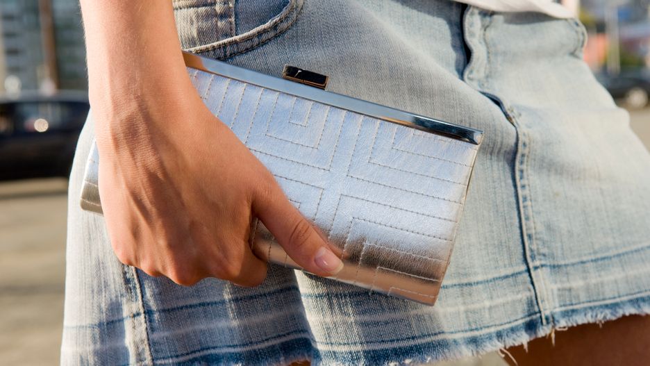 Nie musisz wybierać metalicznych torebek, by nadać stylizacji blasku