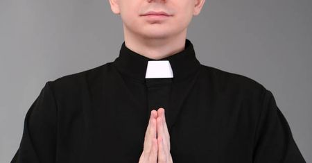 Msza, szkoła, datki - jak zarabia ksiądz?