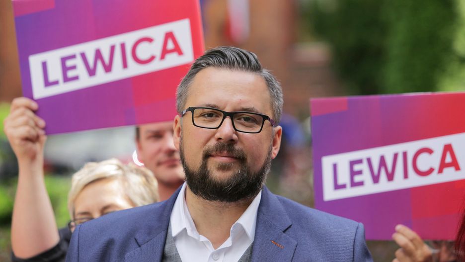 Poseł Marcin Kulasek żalił się, ze za 9 tys. miesięcznie trudno wyżyć w Warszawie. Potem zaprzeczył swoim słowom i przeprosił.