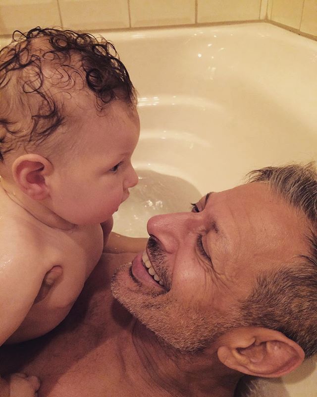 Jeff Goldblum ma 65 lat i dwójkę małych dzieci. Cieszy się, że tak późno