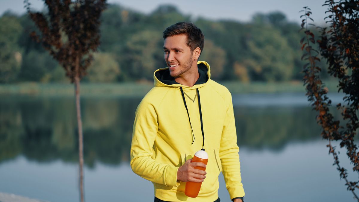 Kolorowe i czarne, rozpinane i wkładane przez głowę, z kapturem lub bez - bluzy dla każdego