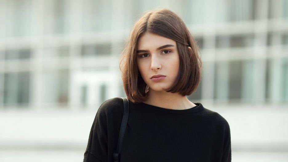 Klasyczne bluzy doskonale wtapiają się w stylizacje w wersji total black - także te formalne i eleganckie