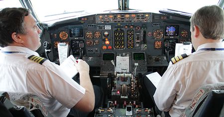 Pilot chciał wygrać zakład. Zabił 58 osób