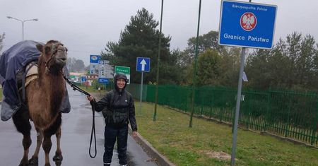 22-letnia Francuzka idzie z wielbłądem przez Polskę. Prosi o pomoc
