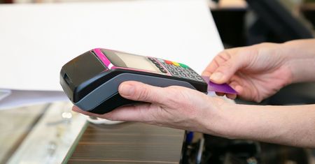 Płacisz kartą i nie chcesz potwierdzenia? Są sytuacje, w których to poważny błąd