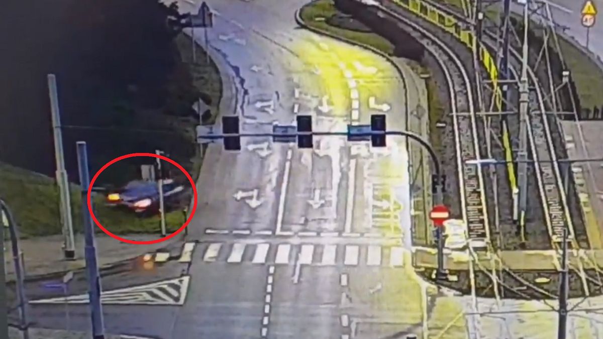 Kierowca rozbił auto na ul. Grota Roweckiego w Elblągu.