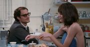 “Ja, Godard” [RECENZJA]: pstryczek w nos. Hazanavicius wszedł z kamerą do łóżka Godarda i wywlekł wszystkie jego brudy
