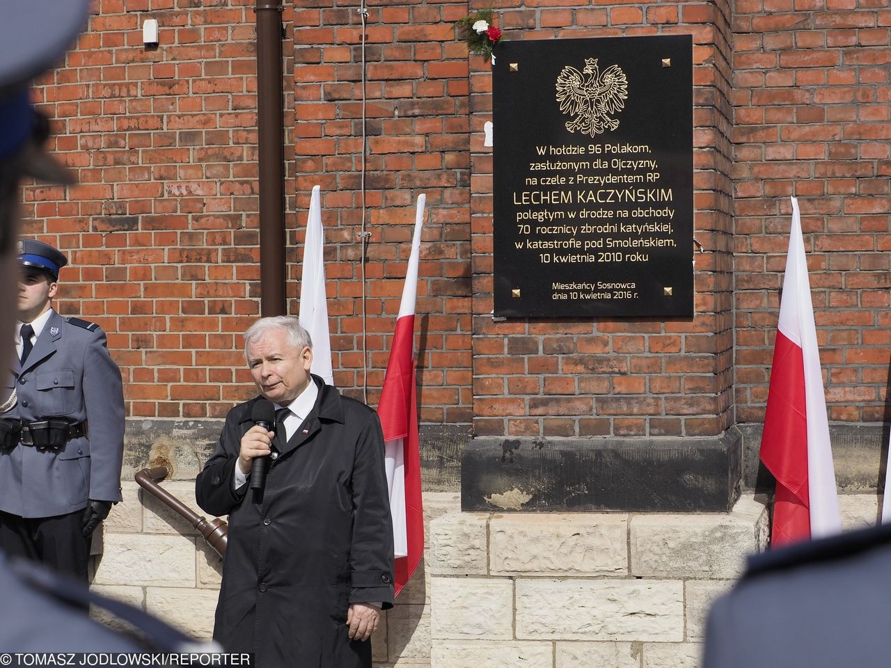 Sosnowiec. Zniszczyła tablicę smoleńską. Policja namierzyła 72-latkę