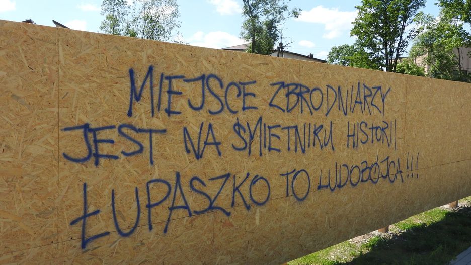 Napisy, które pojawiły się na płocie przy ul. Szendzielarza "Łupaszki" w Białymstoku