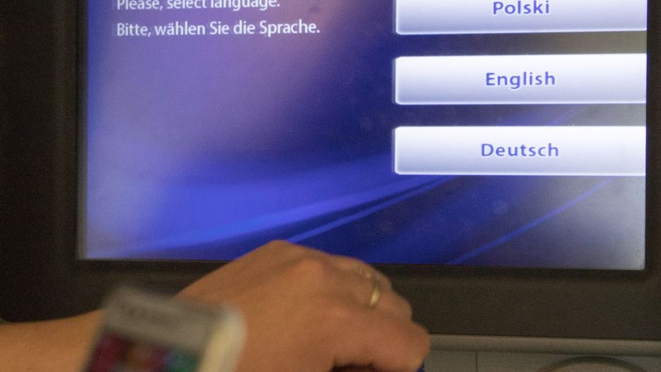 Oszustwo na Blika. Przestępcy wypłacają pieniądze z bankomatów