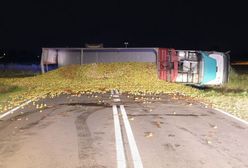 Wypadek w Łukowie. Ponad 20 ton jabłek rozsypanych na drodze