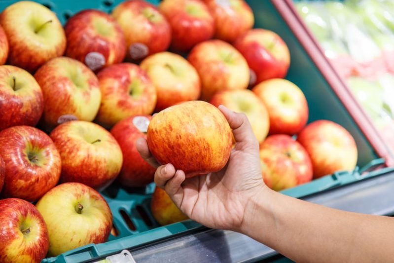Błyszczące jabłka - czy warto je kupować?