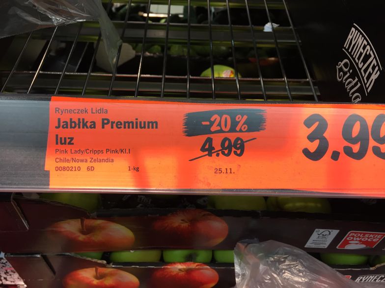 Promocyjne ceny jabłek to częsty widok w sklepach