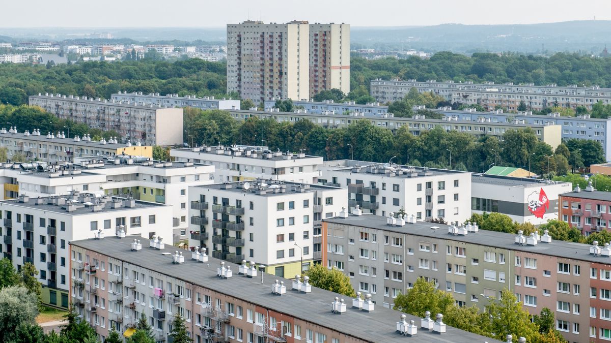 - Blokowiska to jest genialne miejsce na fotowoltaikę - przekonuje Piotr Woźny.