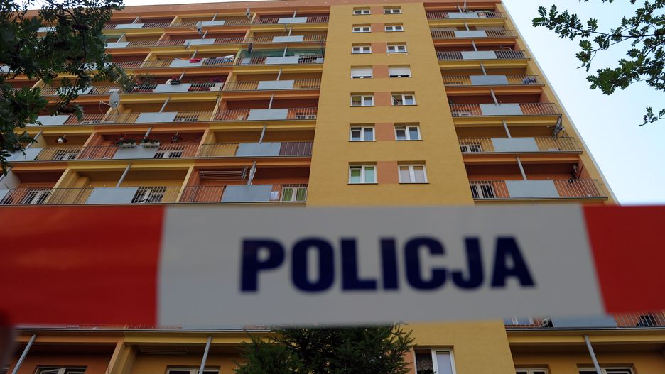Warszawa. Chłopiec wypadł z okna mieszkania na trzecim piętrze
