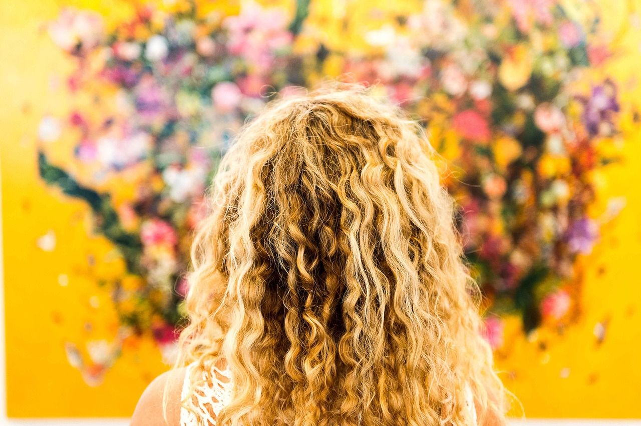 Kręcone blond włosy 