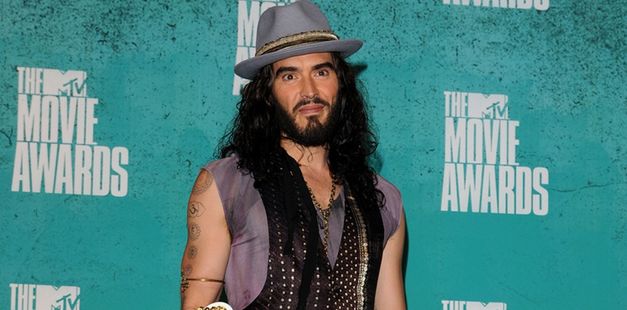 Russell Brand sparodiuje Sex Pistols i The Beatles!