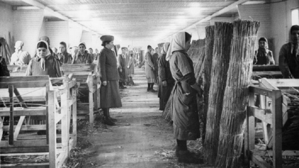 Więźniarki obozu w Ravensbrück podczas inspekcji baraków.