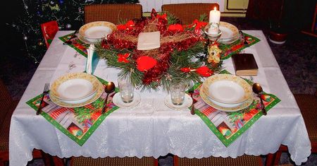 Po kolacji wigilijnej zauważyła plamy z wosku na obrusie. Usunęła je w 15 minut