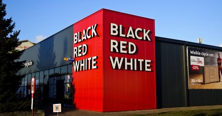 "Money. To się liczy". Wsparcie dla firm zbyt wolne. Gościem prezes Black Red White