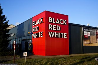 "Money. To się liczy". Wsparcie dla firm zbyt wolne. Gościem prezes Black Red White