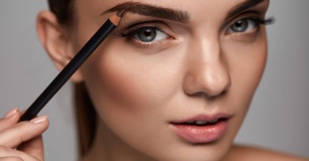 Najnowszy trend prosto z Korei. Teraz nosimy "boy brows"
