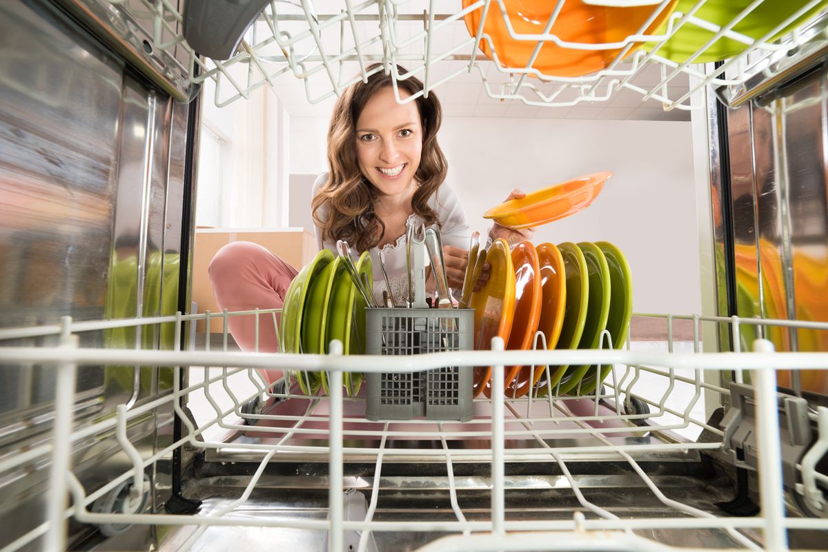 Jak wyczyścić zmywarkę bez użycia chemii – domowe sposoby