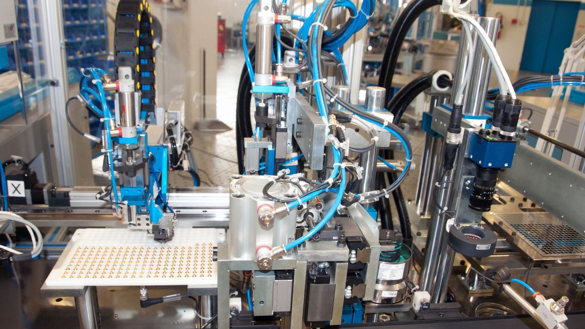 Każde zastąpienie prostej pracy ręcznej wyrafinowaną maszyną jest na plus gospodarki - uważają eksperci