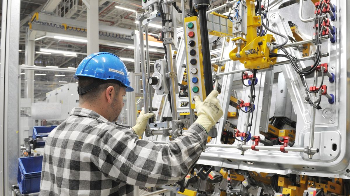 Podwyżka pensji minimalnej nie wpłynie negatywnie na rynek pracy - przekonuje ministerstwo