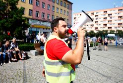 Marsz Równości w Zabrzu. Przyszedł sam organizator, wokół niego kilkudziesięciu policjantów