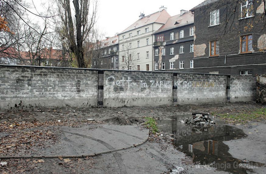 Mieszkańcy kamienicy z Zabrza stawiają mur. Mają dosyć Romów