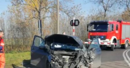 Brzeg w Opolskiem. Samochód osobowy zderzył się z pociągiem. Są ranni