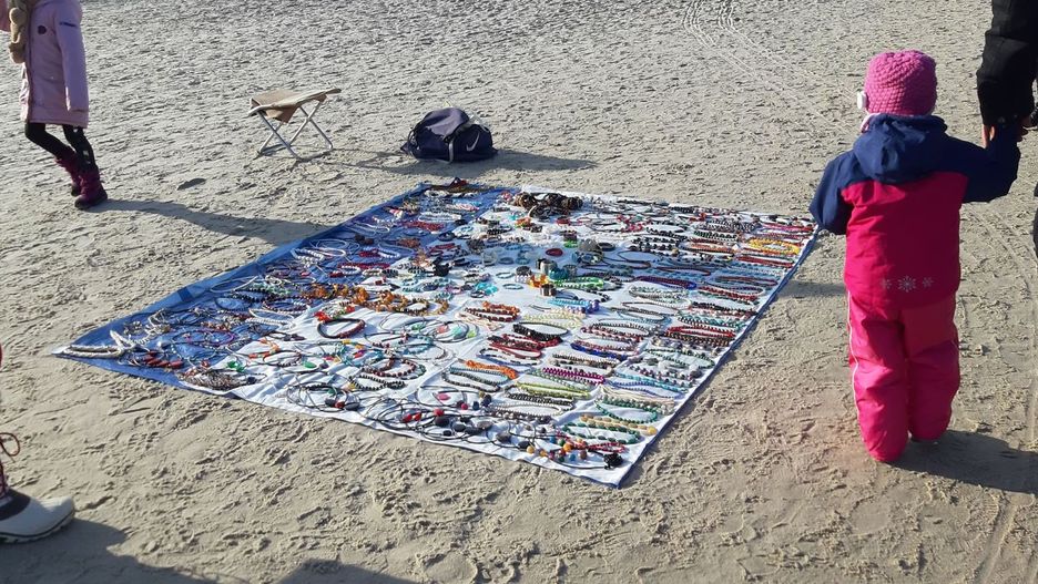 W Kołobrzegu sprzedawca rozstawił się na plaży z biżuterią.