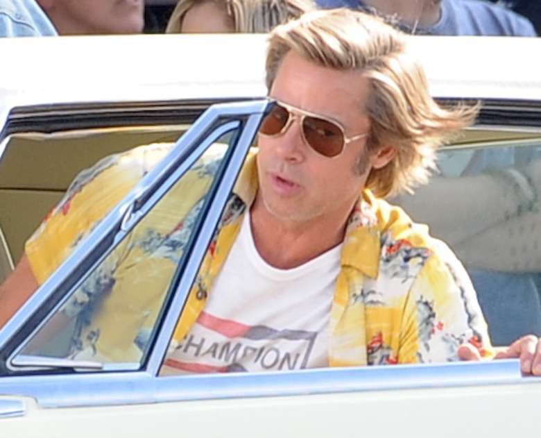 Brad Pitt ma długie blond włosy
