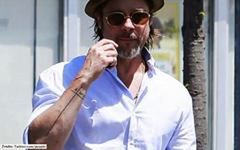 Brad Pitt pokazał kolejny tatuaż. Co oznaczają te inicjały?