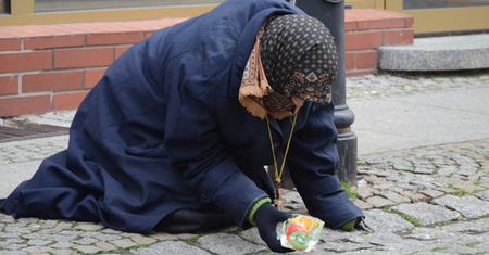 A po pracy idą... żebrać!