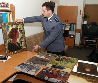 Policja odzyskała część skradzionych obrazów