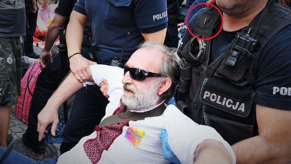 Warszawa. Wojciech Kinasiewicz wynoszony przez policjanta z Mieczykiem Chrobrego