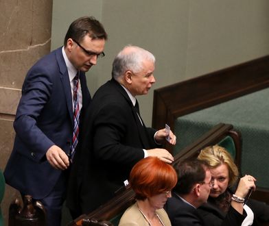 "Jak żyć w dyktaturze?" Uproszczony poradnik na rządy PiS-u