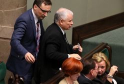 "Żółta kartka dla opozycji i partii rządzącej". Najnowszy sondaż