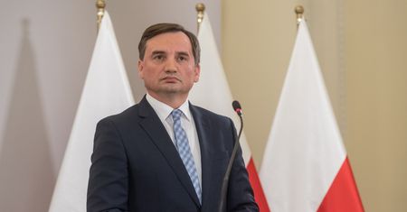 Ministerstwo Sprawiedliwości wyjaśnia przyczynę odwołania Juszczyszyna. "Podważył status sędziego"