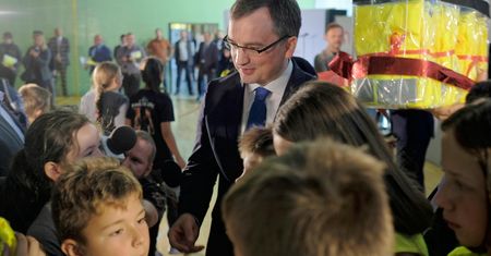 "Dobrze Cię widzieć" – minister Zalewska i Zbigniew Ziobro rozdają kamizelki odblaskowe