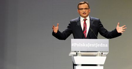 Sędziowie wypunktowali resort Zbigniewa Ziobry. Internetowa bitwa na grafiki